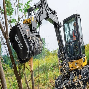 Mini-excavatrice John Deere avancée avec accessoire de broyage pour des performances de creusement et de coupe de végétation puissantes - Product Image 4
