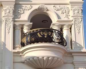 Rampe de balcon décorative en fer forgé sur mesure, garde-corps extérieur en métal pour villa, terrasse, balcon, et design de main courante d'escalier - Product Image 1