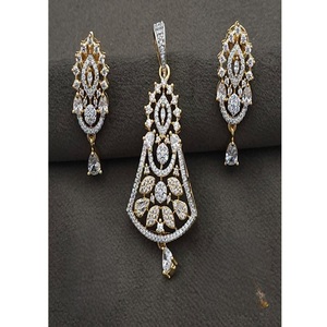 Magnifique ensemble de collier pendentif et boucles d'oreilles de qualité supérieure, finition or blanc, pour mariage, collection pour femmes. - Product Image 1