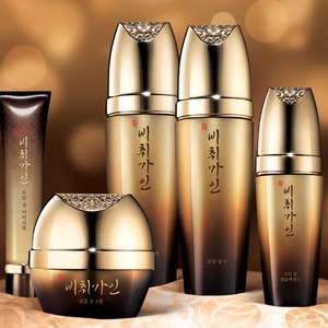 Set de Cuidado Facial Hidratante de Jade Coreano K-Beauty de 7 Piezas con Ácido Hialurónico y Ingredientes Especiales para una Piel Radiante - Product Image 1