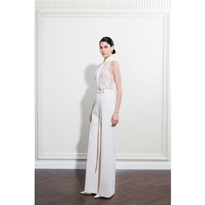 Pantalon pour femme à faible MOQ, modèle ELYN WIDE-LEG PANTS, élégant, taille haute, style minimaliste, fermeture éclair latérale, pantalon décontracté pour femme, fabriqué au Vietnam. - Product Image 2
