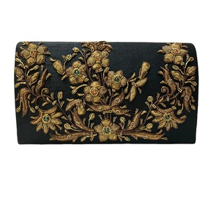 Bolso de mano de diseñador hecho a mano para mujer con bordado Zari y detalles de cuentas, perfecto para bodas y celebraciones - Product Image 1