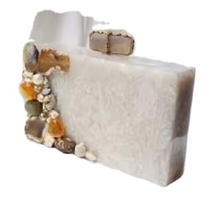 เรซิ่น funky พร้อมหินสีสวยงามสําหรับกระเป๋าถือสไตล์ดีไซเนอร์เรซิ่นคลัทช์กระเป๋าถือสําหรับสาวงานแต่งงาน partywear จากอินเดีย - Product Image 1