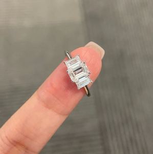 แหวนหมั้นเพชรทรงเหลี่ยมมรกต 3.0 กะรัต เพชร CVD สามเม็ด ทอง 14K เพชรเพาะเลี้ยงในห้องปฏิบัติการ แหวนแต่งงานและขอแต่งงานสำหรับผู้หญิง - Product Image 3