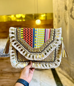 Bolso de mano hecho a mano Banjara para mujeres y niñas, bolso bordado para fiestas de boda y festividades - Product Image 6