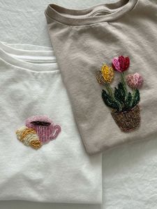 T-shirt de style sportif brodé à la main de qualité export, motif tropical perlé, coton, palmiers et strass - Product Image 6