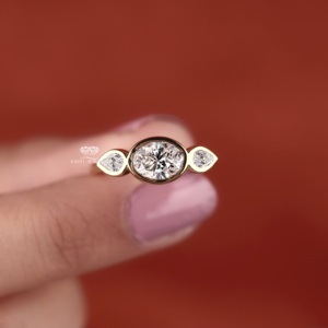Bague de fiançailles et de mariage en or jaune 14 carats avec diamant ovale de laboratoire serti clos et trois pierres latérales en forme de poire, haute qualité EGL - Product Image 6
