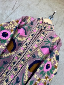 เสื้อแจ็คเก็ตปักลายดอกไม้แบบซูซานี ทำมือ สำหรับฤดูหนาว ผ้ากำมะหยี่ผสมฝ้าย เป็นมิตรกับสิ่งแวดล้อม สไตล์โบฮีเมียนฮิปปี้ ระบายอากาศได้ดี - Product Image 2