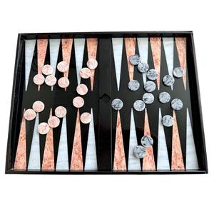 Jeu de backgammon vintage en marbre noir avec incrustations roses et blanches, pions marbrés rose et gris, jeu de société de luxe, cadeau - Product Image 5