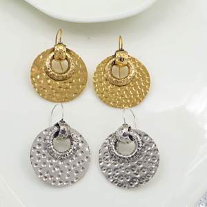 Boucles d'oreilles pendantes bohèmes en laiton plaqué or, bijoux de mode unisexe, disques martelés, ton argent, rondes - Product Image 4