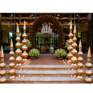 เสาหินอ่อนสีทองทันสมัย ทนทาน ทำจากไฟเบอร์กลาส ปรับแต่งสีและขนาดได้ สำหรับตกแต่งพิธีฮัลดี งานแต่งงานแบบอินเดียใต้ และงานแต่งงานแบบกะลาช - Product Image 1
