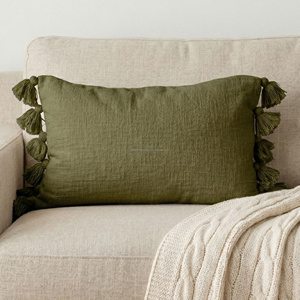 Funda de cojín verde oliva tejida a mano con borlas decorativas, cojín texturizado de esquina, cojín decorativo bohemio, decoración rústica. - Product Image 1