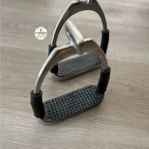 Flexible Stainless Steel Stirrups Irons with Black Grip - Product Image 3