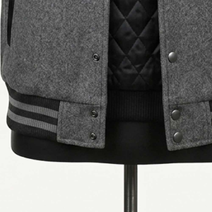 แจ็คเก็ต Letterman แบบสั่งทำ OEM พร้อมป้ายเชนิลล์ แจ็คเก็ตวาร์ซิตี้คลาสสิกสำหรับผู้ชาย ตัวเสื้อทำจากผ้าขนสัตว์ แขนเสื้อทำจากหนัง พร้อมโลโก้สั่งทำพิเศษ มีจำหน่ายแล้ว - Product Image 3