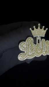 Pendentif lettre Dvars en forme de couronne sertie de diamants, en argent sterling plaqué or 18 carats, avec moissanite taille brillant et sertissage griffe - Product Image 3