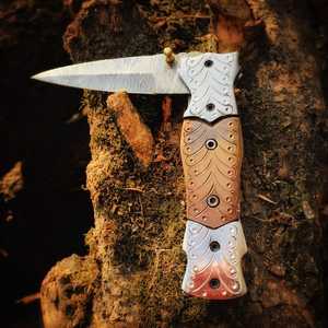 Couteau de chasse pliant artisanal en acier Damas, lame droite, manche gravé en titane, bouton de pouce, clip de poche, pointe - Product Image 4