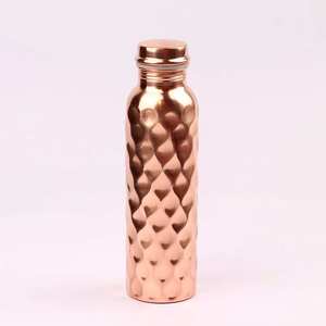 Botella de Agua de Cobre con Acabado Martillado, Portátil, para Viajes, Diseño Minimalista, Tapas Incluidas - Product Image 1