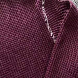 เสื้อยืดแขนยาวผู้ชายแฟชั่น ทรงลำลอง ผ้าคอตตอน 100%  แบบถักลายวาฟเฟิล  ขอบดิบสีพื้น  ดีไซน์ขาดๆ  ให้ความอบอุ่น - Product Image 5