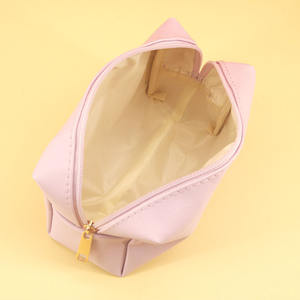 Bolsa de Maquillaje Impermeable de Cuero PU a la Moda con Cierre de Cremallera con Letras de Chenilla para Uso Diario y Almacenamiento de Cosméticos - Product Image 6