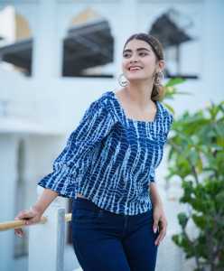 Haut pour femme en coton bleu imprimé tie-dye, coupe classique, avec manches bouffantes à trois couches et col carré, style décontracté mondial - Product Image 2