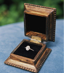 Caja de Madera para Joyería, Color Madera de Nogal Natural, Caja de Anillos Personalizada para Regalo - Product Image 1