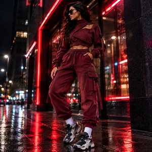 Ensemble de survêtement athleisure gris deux pièces pour femme, haut à capuche court à manches longues et pantalon cargo jogger - Product Image 6