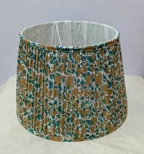 Abat-jour plissé Empire très demandé en tissu lin Anna pour lampe de chevet ou de bureau, avec douilles E27 et anneaux de fixation inférieurs. - Product Image 1