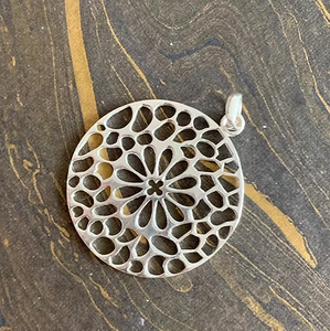 Pendentif léger en argent 925 de créateur avec motif floral pour hommes et femmes, à porter au quotidien - Product Image 2