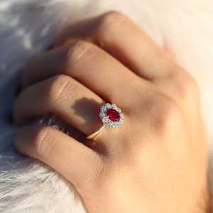 แหวนหมั้นทับทิมสีแดงรูปไข่ 1 กะรัต ทองคำแท้ 14k 18k ประดับเพชรโมอิสซาไนต์ด้านข้าง แหวนแต่งงานแบบโซลิแทร์ทันสมัย ของขวัญสำหรับผู้หญิง - Product Image 4