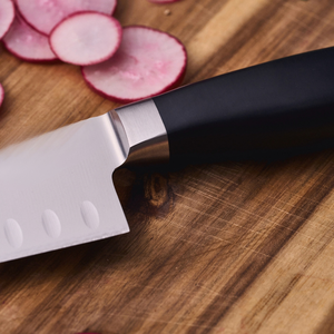 Cuchillos Santoku con mango negro, hoja ancha plateada con indentaciones ovaladas y bolster plateado para cortar frutas y picar verduras - Product Image 2