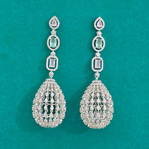 Mayorista y Fabricante de Pendientes Clásicos Americanos con Baño de Rodio, Latón y Circonita 444107 - Product Image 4