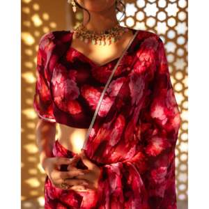 Robe de mariée élégante et chic, de créateur, à manches courtes, col en V, imprimé floral, en mousseline de soie, longueur ras du sol, style traditionnel indien - Product Image 5