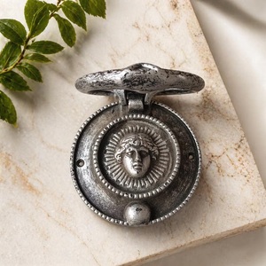 SHUBHAM - Sonnette de porte vintage en fonte avec visage de déesse, battant de porte décoratif antique, quincaillerie de porte d'entrée robuste - Product Image 1