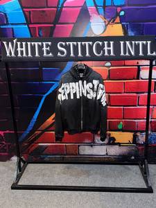 Sudadera con Capucha Negra para Hombre White Stitch Intl, Diseño con Letras Impresas, Estilo Urbano, Corte Regular - Product Image 5