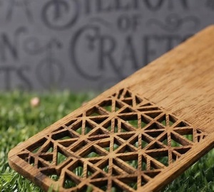 Marque-pages en bois faits main avec logo personnalisé, pompon et incrustation élégante en résine, idéaux pour les cadeaux (vente en gros) - Product Image 2