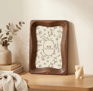 Marco de Fotos Elegante de Madera de Nogal Hecho a Mano, Ecológico, Ligero, Personalizable, con Impresión UV/Grabado, para Exhibición en Mesa - Product Image 3