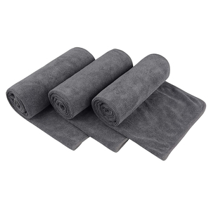 Serviette de sport en microfibre noire personnalisée avec logo, idéale pour la gym, le fitness, les voyages et la musculation – en polyester tricoté pour hommes - Product Image 2