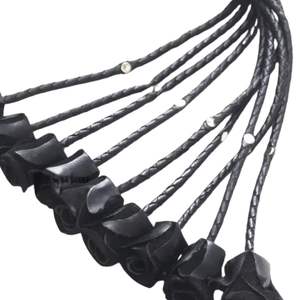 Flogger en véritable peau de mouton avec poignée lisse et arrondie, boucle en acier, largeur 2,5 cm, détection par aiguille, plusieurs cordons flexibles - Product Image 2