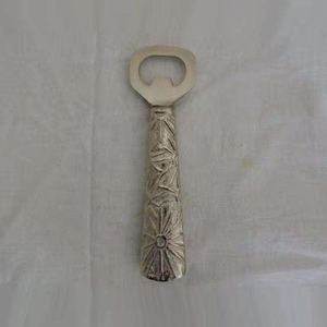Abridor de Botellas de Metal de Aluminio Fundido con Forma de Martillo para Bares y Fiestas Nocturnas, Abridor de Botellas Único con Logotipo Personalizado, Apto para Cubiteras - Product Image 2