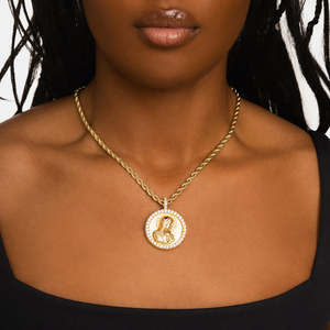 Medallón de la Virgen María en Oro Amarillo de Lujo |   Collar con Moneda Religiosa Halo |   Joyería Cristiana de Hip Hop para Hombres y Mujeres - Product Image 4