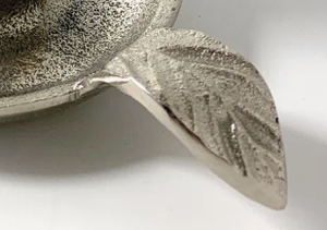 Chandelier vintage en aluminium moulé argenté avec poignée en forme de feuille, support de bougie conique, centre de table - Product Image 3
