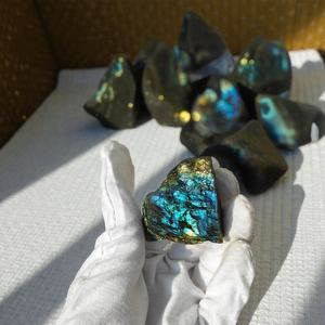 Vente en gros usine de gros lots de labradorite naturelle brute, morceaux de grande taille, dalles de pierre de cristal brut de haute qualité pour le Feng Shui du jardin et de la maison - Product Image 4