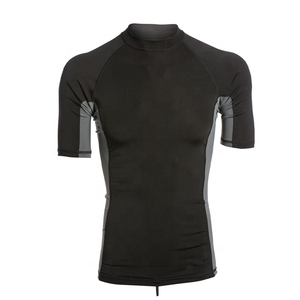 เสื้อแรชการ์ดแขนสั้นผู้ชาย พิมพ์โลโก้ด้านหน้า UPF50+ แห้งเร็ว 100% ผ้าฝ้าย เป็นมิตรกับสิ่งแวดล้อม ระบายอากาศได้ดี - Product Image 1