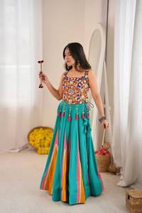 Conjunto de Lehenga de Rayón Especial para Navratri, Largo hasta el Suelo, Corte Regular, Tradicional y Elegante, con Bordado de Hilo y Lentejuelas, con Detalles de Espejo Real - Product Image 2