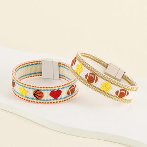 Bracelet artisanal brodé à la main, style folklorique, ethnique, en fil. - Product Image 4