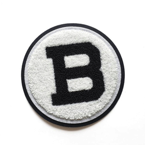 Patch brodé 3D adhésif en PU de haute qualité, bordure surpiquée, pour chapeaux et vêtements, couleur et taille personnalisables, le plus vendu - Product Image 1