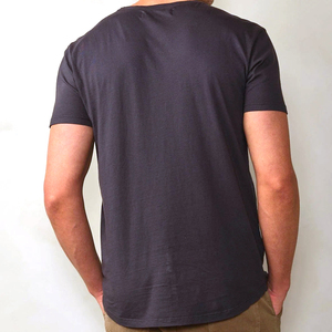 เสื้อเชิ้ตแขนสั้นคอโอ ผ้าวอร์สเตดสำหรับผู้ชาย ยี่ห้อ Sajjawal  โลโก้ด้านหน้า ผ้าฝ้าย 100% ทรงหลวม ไม่เป็นขุย น้ำหนัก 230 กรัม เนื้อผ้าไหม - Product Image 5