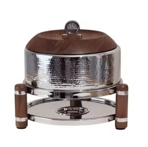 Plat à réchaud en acier inoxydable martelé avec couvercle en bois et base sur pied pour buffet domestique ou hôtelier - Product Image 1