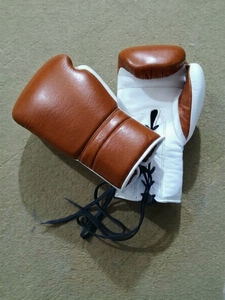 Gants de boxe personnalisés en similicuir blanc et or, gants d'entraînement MMA avec sangle de poignet auto-agrippante pour le sparring et la salle de sport - Product Image 5