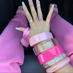 กำไลข้อมืออะคริลิคเรซิ่นสีชมพูใสและทึบแสงสำหรับผู้หญิง เครื่องประดับ ของขวัญสำหรับงานปาร์ตี้ สายรัดข้อมือแบบกว้างโปร่งใส - Product Image 1